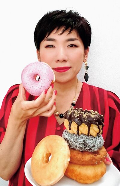 「ドーナツ探求家」溝呂木一美さん●イラストレーター、デザイナー、手芸愛好家。年間500種類以上のドーナツを食べ、ブログなどで発信。近著に『ドーナツのしあわせ年間500種類食べる“ドーナツ探求家”の偏愛ノート』（イースト・プレス）
