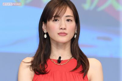 綾瀬はるか「カフェ店内全員“ハルキスト”」主演ユニクロ新CMが「なんで村上春樹ばっか?」「気持ち悪い」…