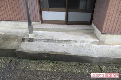 高齢女性宅の玄関に、タバコの吸い殻を4年間大量投棄した男の “心の歪み”