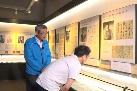 BSよしもと『戦後80年特番』で福岡県の『太刀洗平和祈念館』を訪問するワッキー