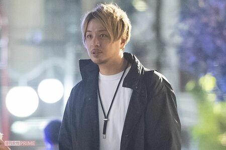 直撃取材を受ける元ベイビーギャング北見寛明