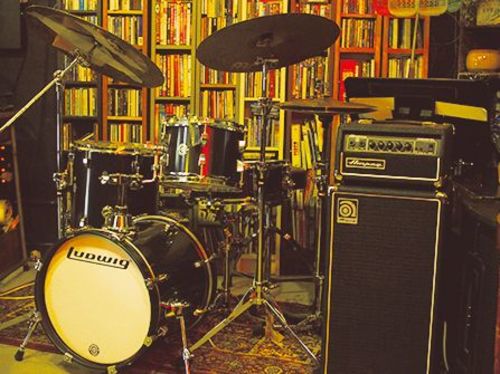 オーナーのご主人はミュージシャン。即興のライブが開かれることも（撮影／ながの桃）