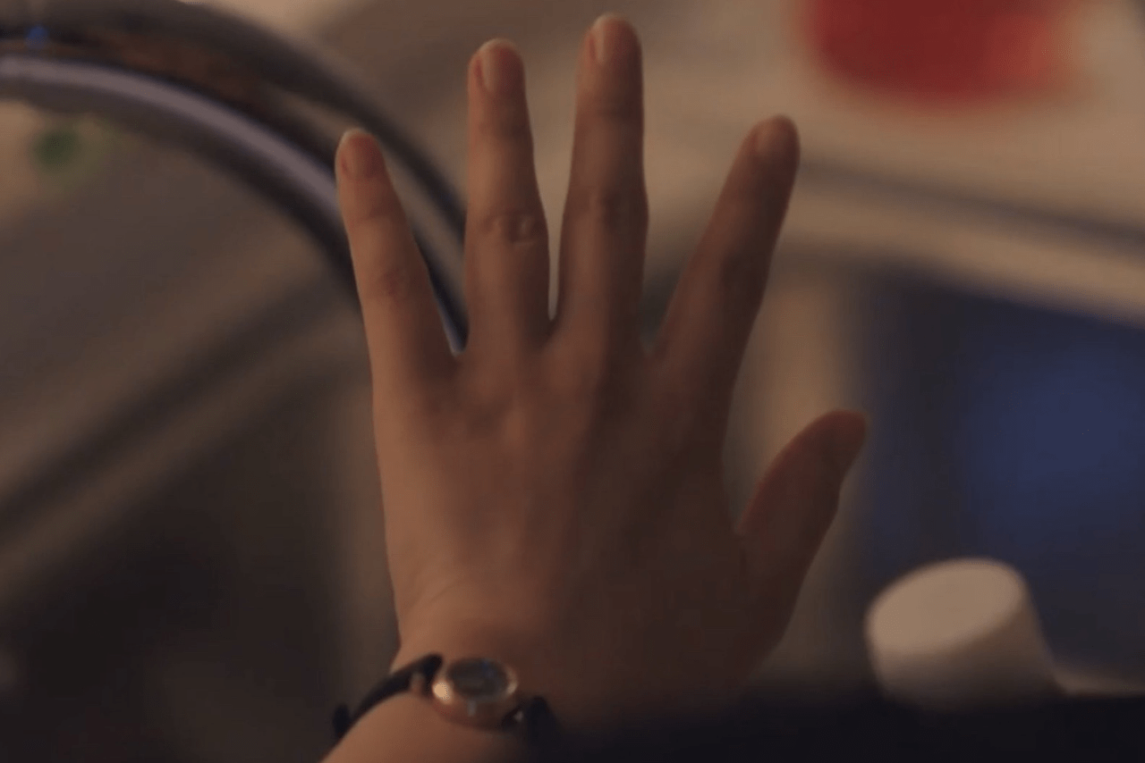 視聴者が注目した石原さとみの手（Xより）