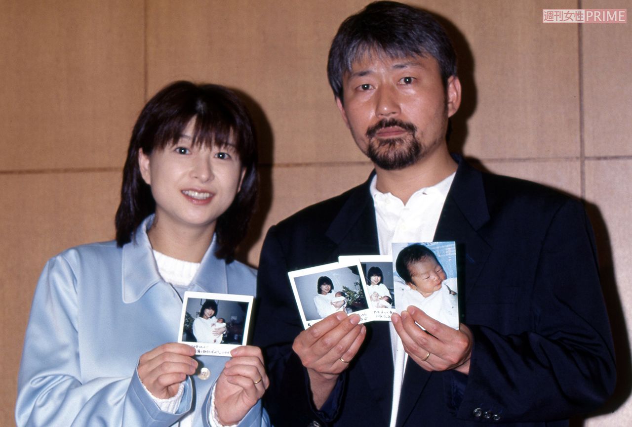 出産会見でやさしくほほえむ河合奈保子と金原宣保