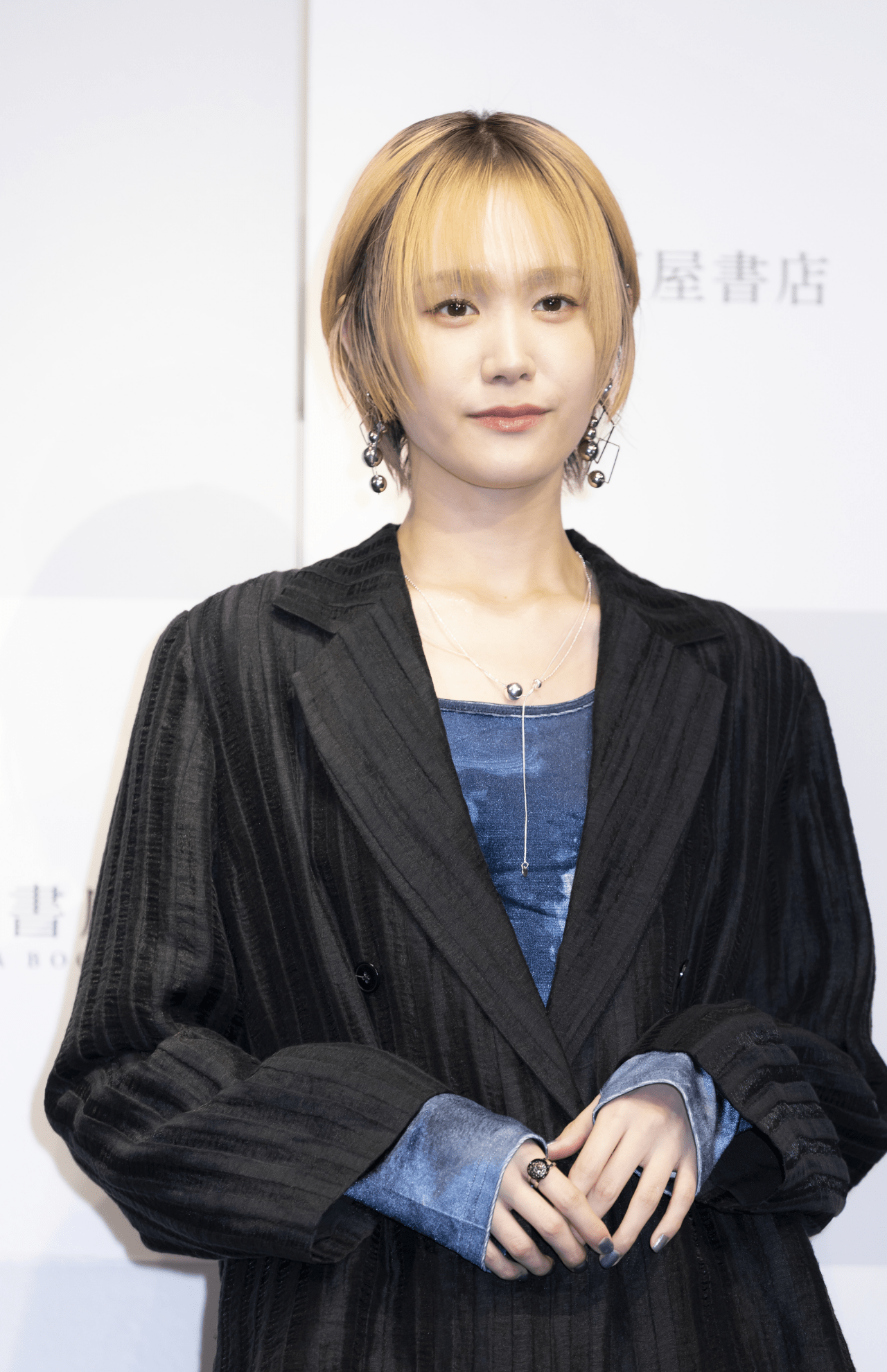 セカンド写真集『わー!!!』発売記念会見に参加した尾碕真花