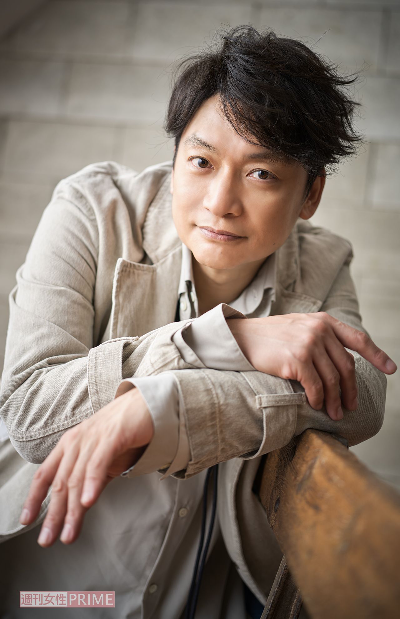 香取慎吾　撮影／廣瀬靖士　ヘアメイク／石崎達也　スタイリスト／黒澤彰乃　衣装協力／ジャクソン・マティス （ヒラクPR）、ボブ （タキヒヨー）　撮影協力／PROPS NOW、BACKGROUNDS FACTORY