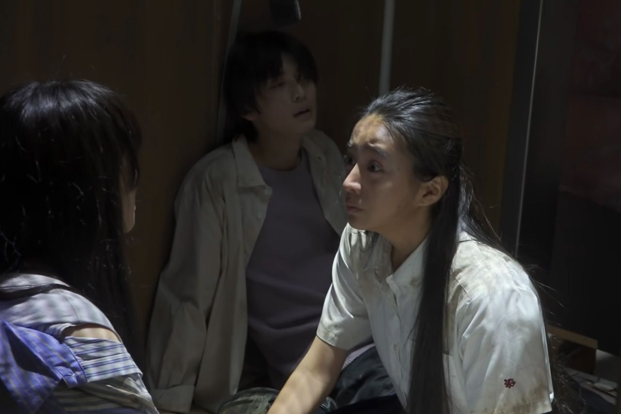 映画『牛首村』撮影で演技をするKoki,（YouTube『東映映画チャンネル』より）