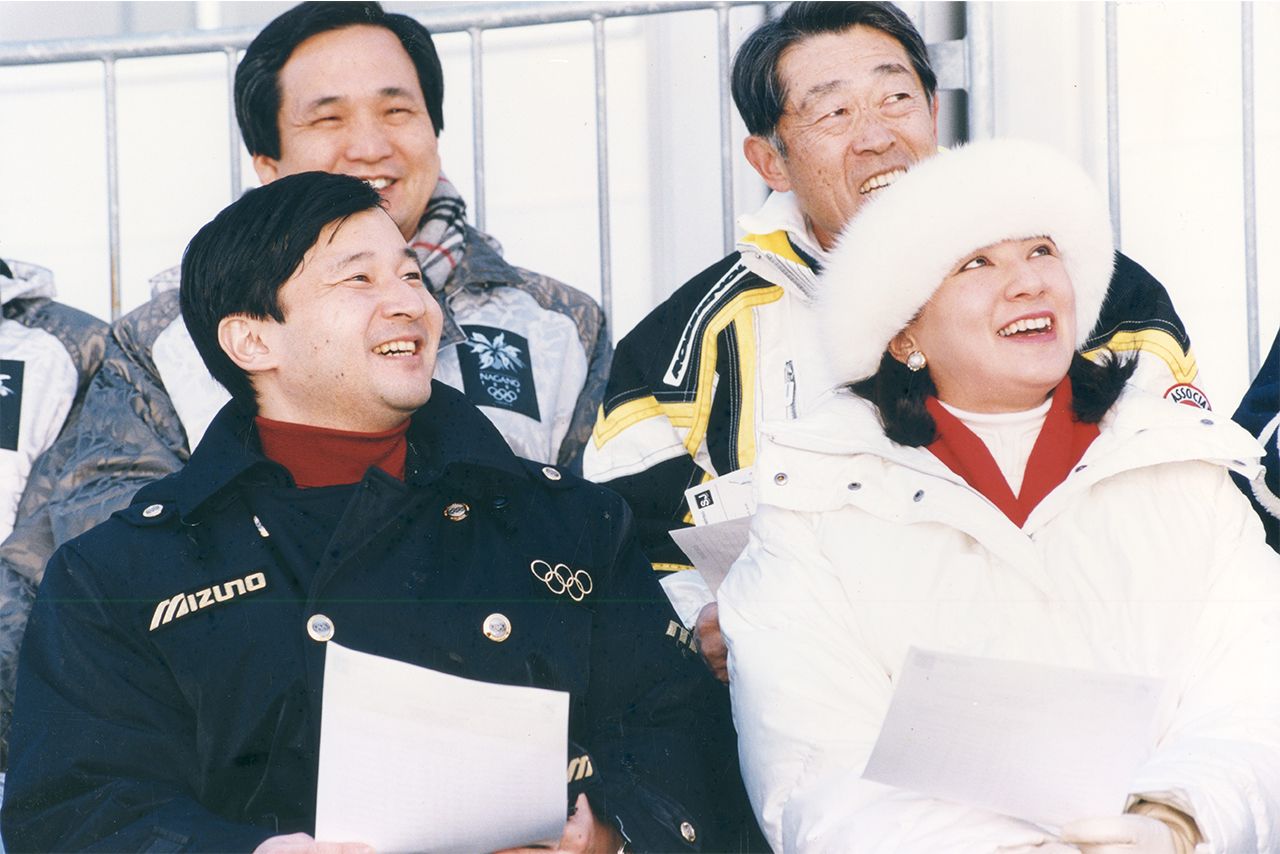 '98年の長野冬季五輪にてジャンプ競技をご観戦される皇太子徳仁さまと皇太子妃雅子さま（当時）
