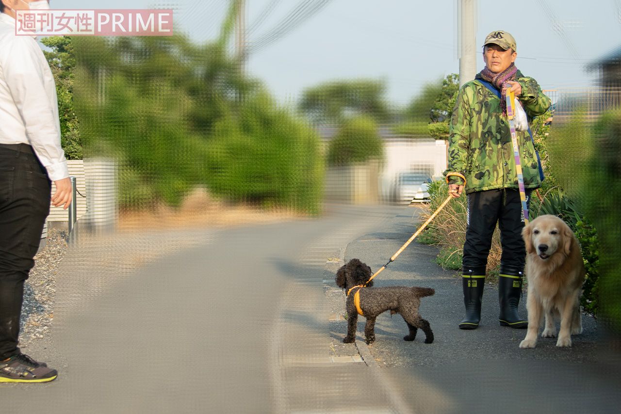2020年6月、犬の散歩中の坂上忍をソーシャル・ディスタンスで直撃