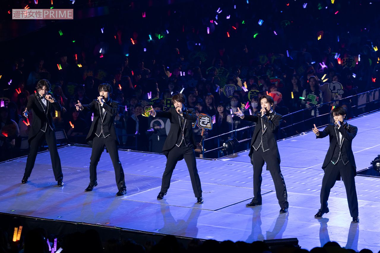 黒いスーツ姿で、少年隊の名曲『仮面舞踏会』をカバーしたACEes。キレキレのダンスでファンを魅了した　撮影／斎藤周造