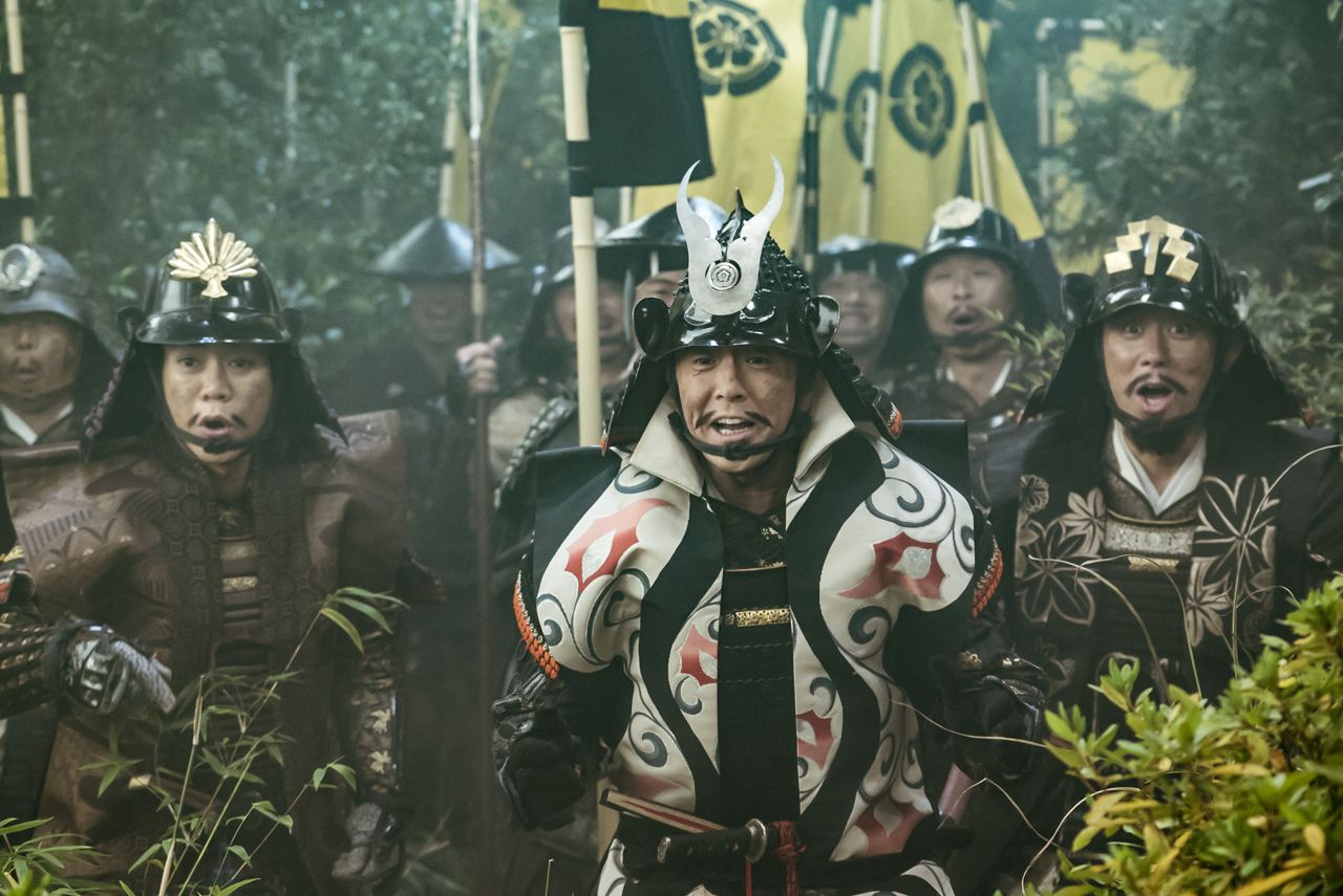 桶狭間の戦いでの織田信長の大勝利を遠くから見ていた小田信夫と家臣たち　(c)NHK