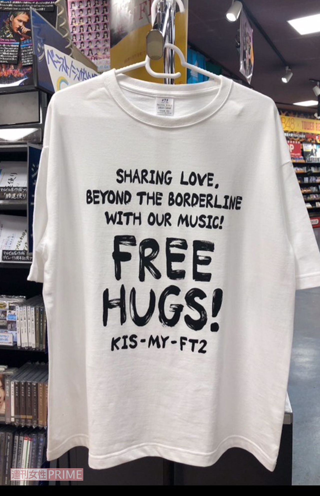 問題となったキスマイのライブTシャツ。胸に「FREE HUGS」とプリントされている