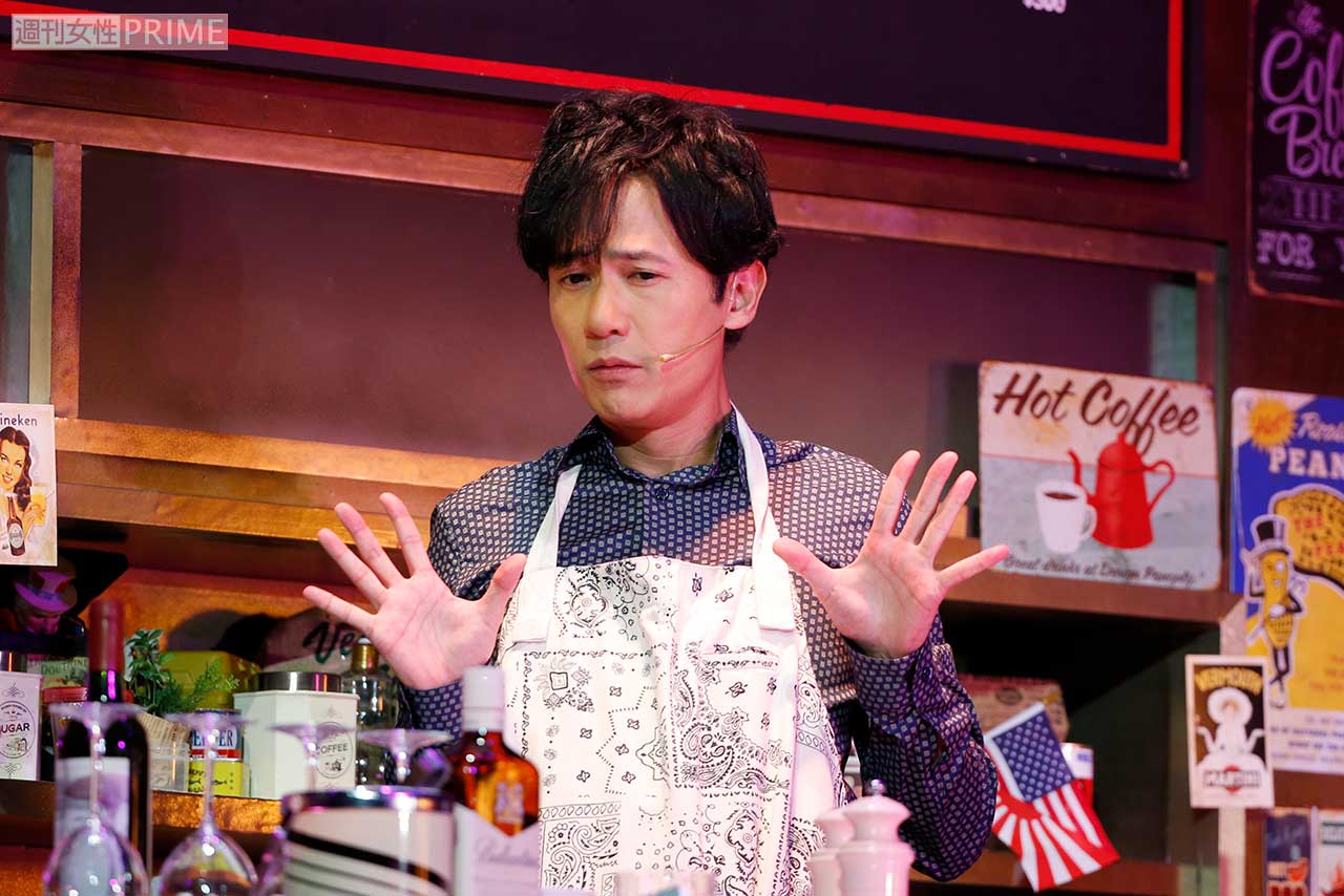 「お客様と同じ時間を楽しむことができるのは舞台ならでは」と稲垣。エプロン姿も素敵！　撮影/廣瀬靖士