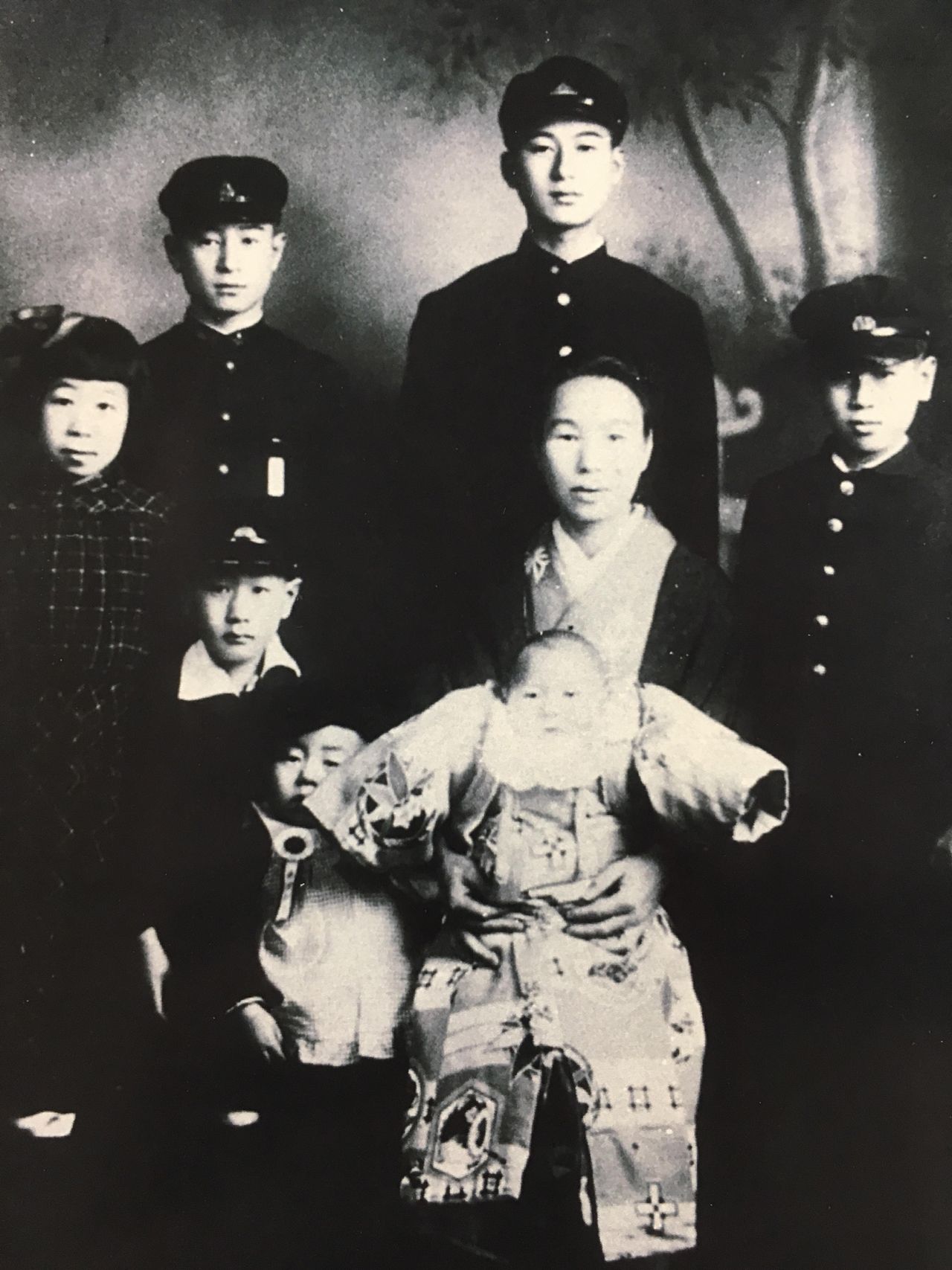 母の真後ろが長男、左が次男、右が三男。この3人が戦地へ赴いた。母の隣で半分隠れているのが宏夫さん