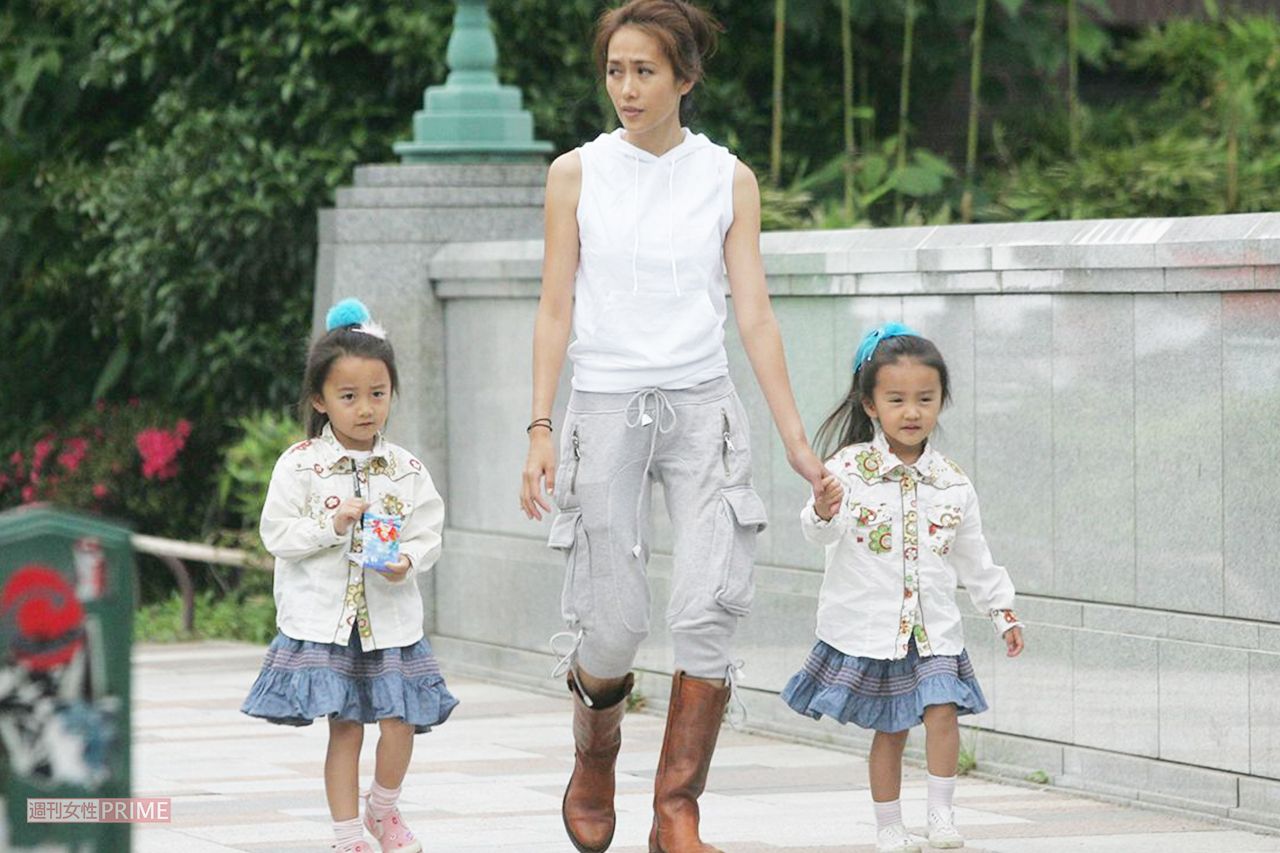 まるで双子の姉妹、同じ服を着ている幼いころのCocomiとKoki