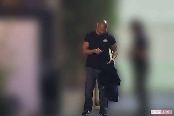 自宅に帰宅した木村拓哉の弟・俊作氏を直撃すると、最初は驚いた様子だったが、A子さんの名前を出すと30分以上にわたり興奮してまくし立てた