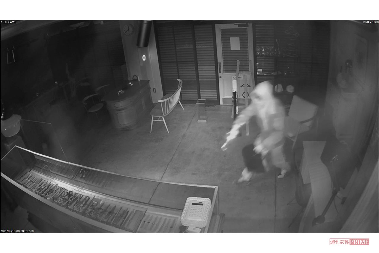 実行犯が店内に侵入（江口時計店提供）1/8