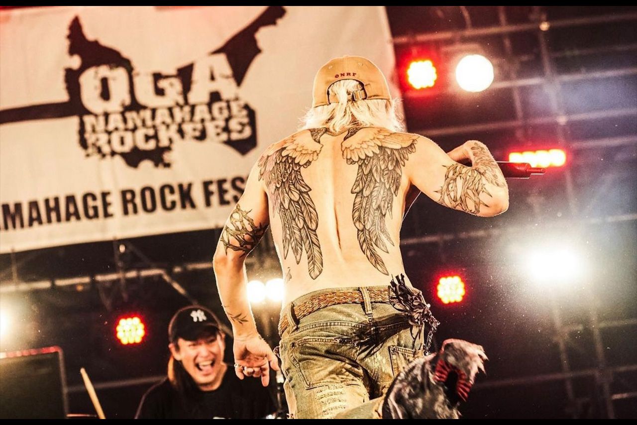 背中全体に広がる大きな羽のモチーフ（HYDEインスタグラムより）