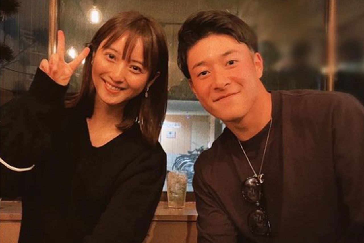 金足農業出身で日本ハムファイターズに所属する吉田輝星選手とのツーショットをアップした佐々木希（本人インスタグラムより）