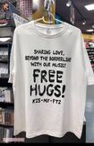 問題となったキスマイのライブTシャツ。胸に「FREE HUGS」とプリントされている