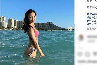 優勝旅行で訪れたハワイの海での水着姿を披露した板野友美（公式インスタグラムより）