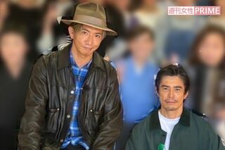 木村拓哉は木製の丸イスに座って、伊藤英明は店の床にあぐらをかいて写真撮影をしていた