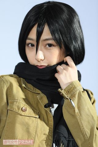 『進撃の巨人』ミカサのコスプレをする宇垣美里