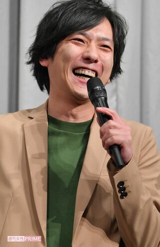 『嵐 活動休止表明会見』に登場した二宮和也。笑顔の裏に涙が光る