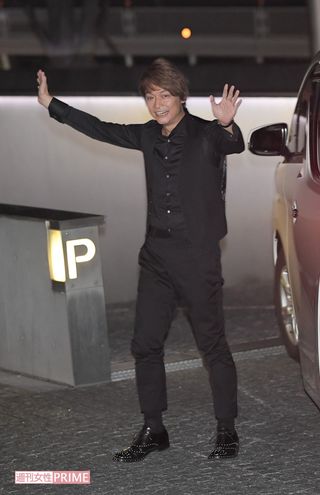 放送の約3時間前、集まったファンの前に姿を見せた香取慎吾