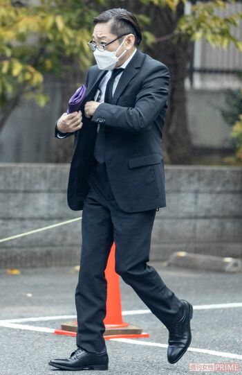 袱紗を小脇に歩く香川照之