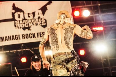 背中全体に広がる大きな羽のモチーフ（HYDEインスタグラムより）