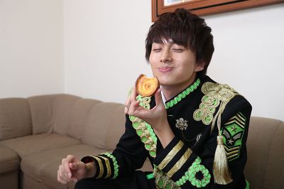 スイーツ王子・小林豊がコンビニ各社“秋の新作スイーツ”を食べ比べ