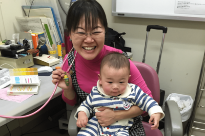 '15年、東大病院の小児科外来で診察中のカット。この笑顔で子どもはもちろん、親までもが癒される