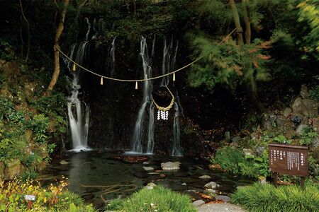 「天成園」の庭園内にある玉簾の瀧。与謝野晶子などの文人にも愛された
