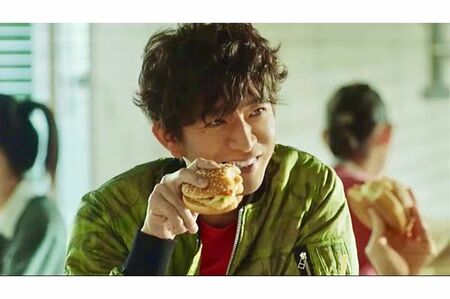 木村拓哉を起用するマクドナルドは契約更新せず（当時のCM映像より）