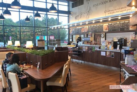 「cafeiconi」の広々とした店内。見逃せないのが土日のモーニングバイキング。焼きたてパンなどが大人1080円で食べ放題！