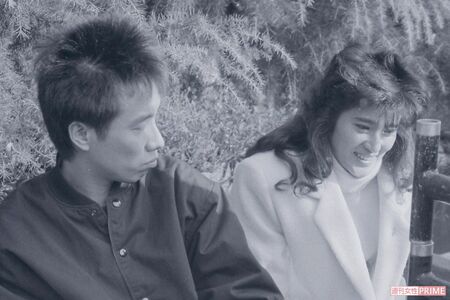 結婚前の長渕剛と志穂美悦子。志穂美は現在、「フラワーアクティビスト」として活動