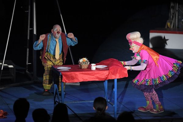 ショーの合間にはクラウンたちが登場、コミカルな演技で笑いを誘う。ショーの開始前には観客席に登場、ハイタッチも　撮影／渡邉智裕