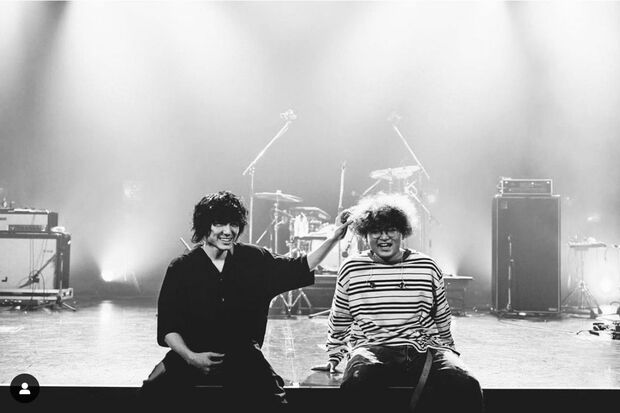 藤井風との一枚、笑顔がかわいい（Vaundy公式Instagramより）