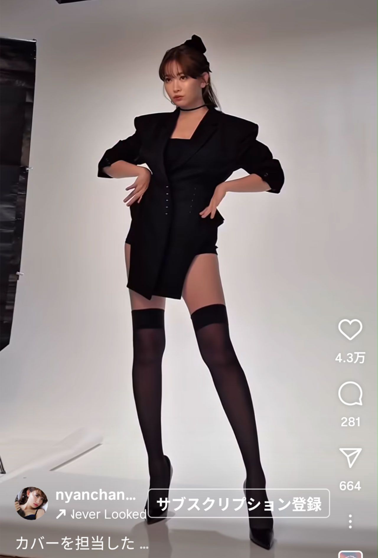 雑誌の表紙撮影で美脚を披露した小嶋陽菜（本人のインスタグラムより）