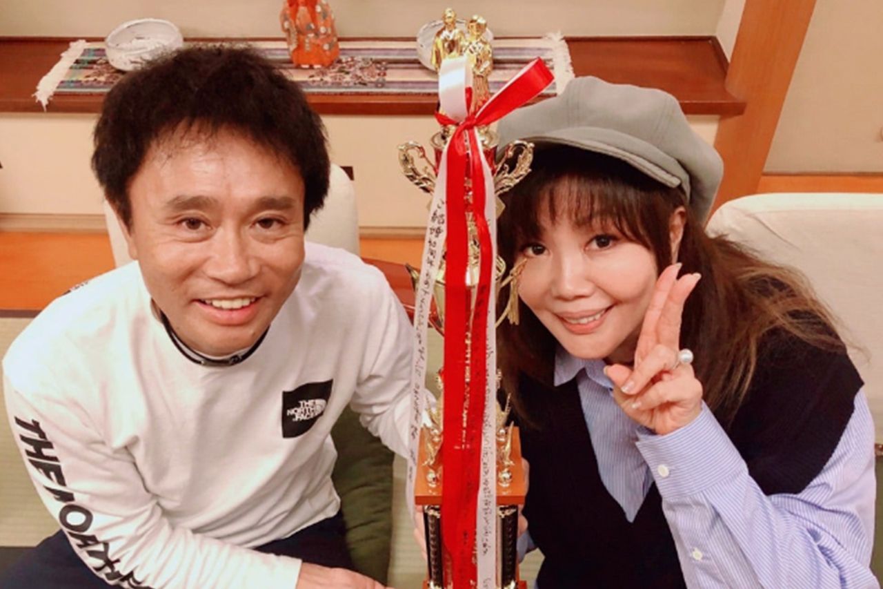 結婚30周年を祝う浜田雅功と小川菜摘（小川のブログより）