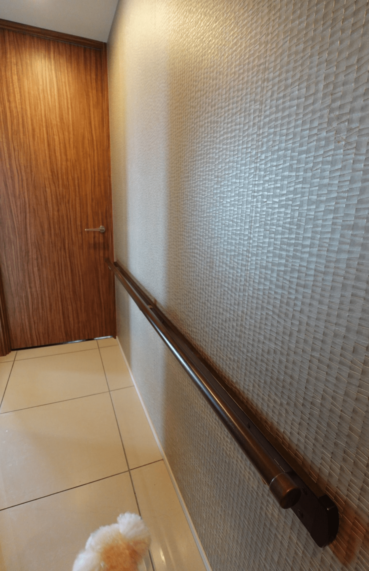 廊下や、いろんなところにしっかり手すりを設置しました(写真提供/加藤綾菜)
