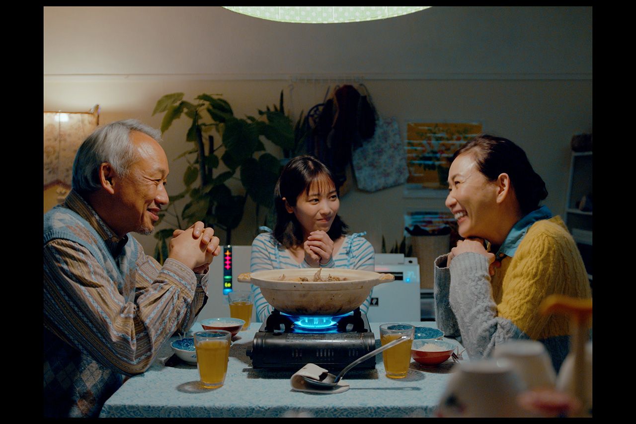 映画は、どこにでもいる平凡な一家が受動喫煙によって苦しめられていく様子を描く（『［窓］MADO』より）