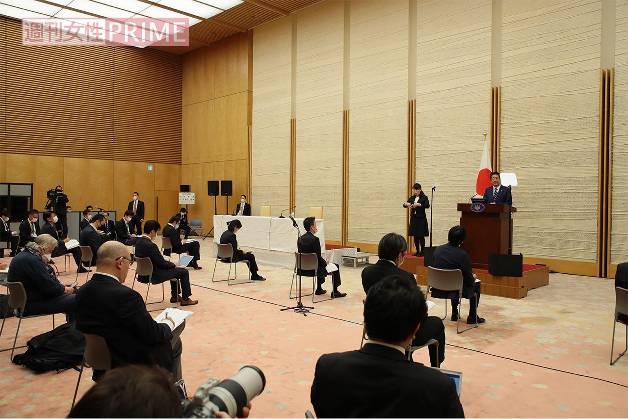 感染防止のため、首相会見では記者も十分な距離