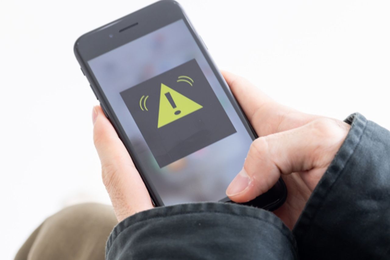 突然の警報に驚いてしまうが、まずは安全な場所を確保して移動したい