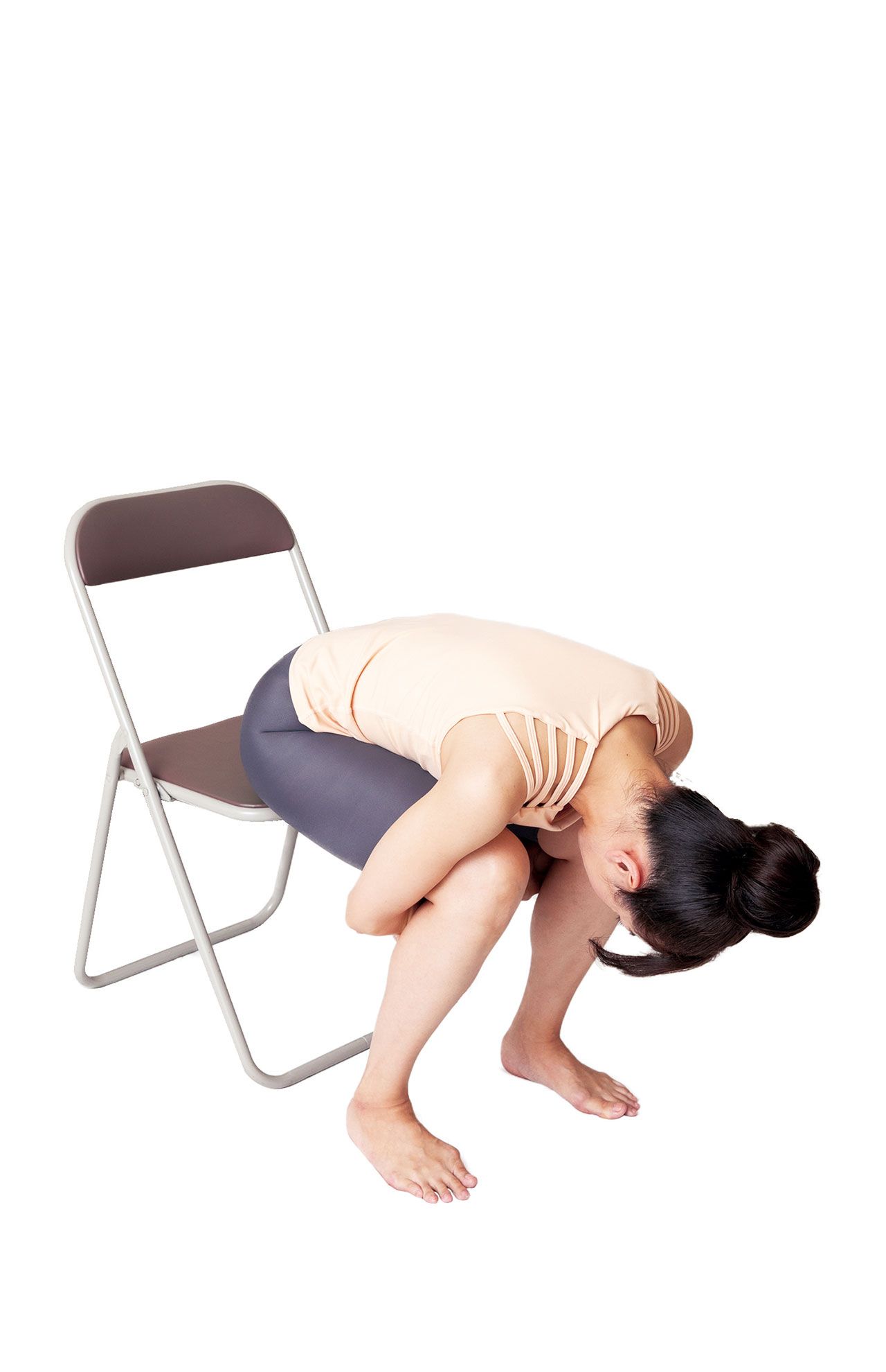 やってみよう！カンタンひざのお皿浮かし●まずはひざ裏伸ばしから！①両足は肩幅に開き、イスに浅く座り、足裏はかかとまで床につける→上体を前に倒し、おなかと太ももをつけ、両手を太ももの裏で交差させてロックする。