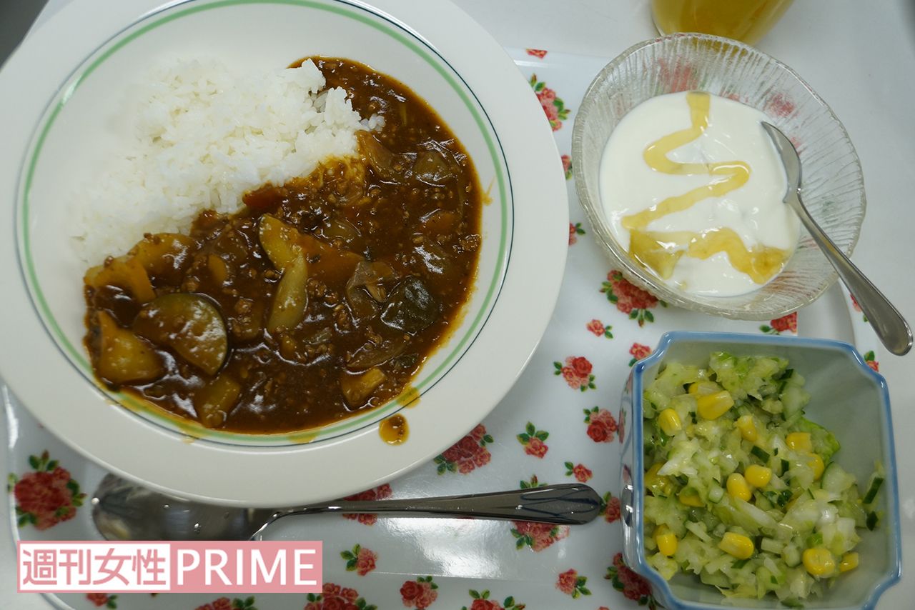 ハヤシライス、サラダ、ヨーグルトの手作りメニューが並ぶ。