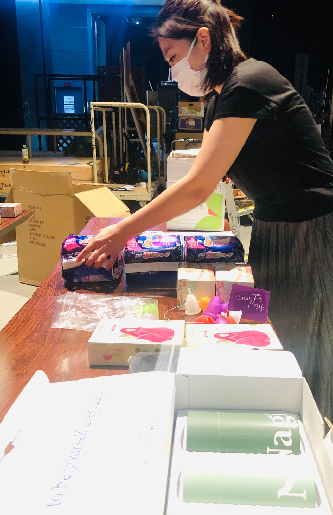 2020年9月放送『生理CAMP2020』収録準備中のスタッフ(c)テレビ東京