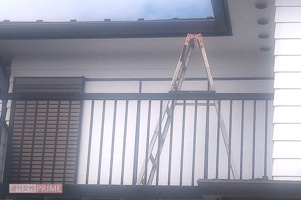 臼田敦伸容疑者が住んでいた自宅2階のベランダには脚立があった