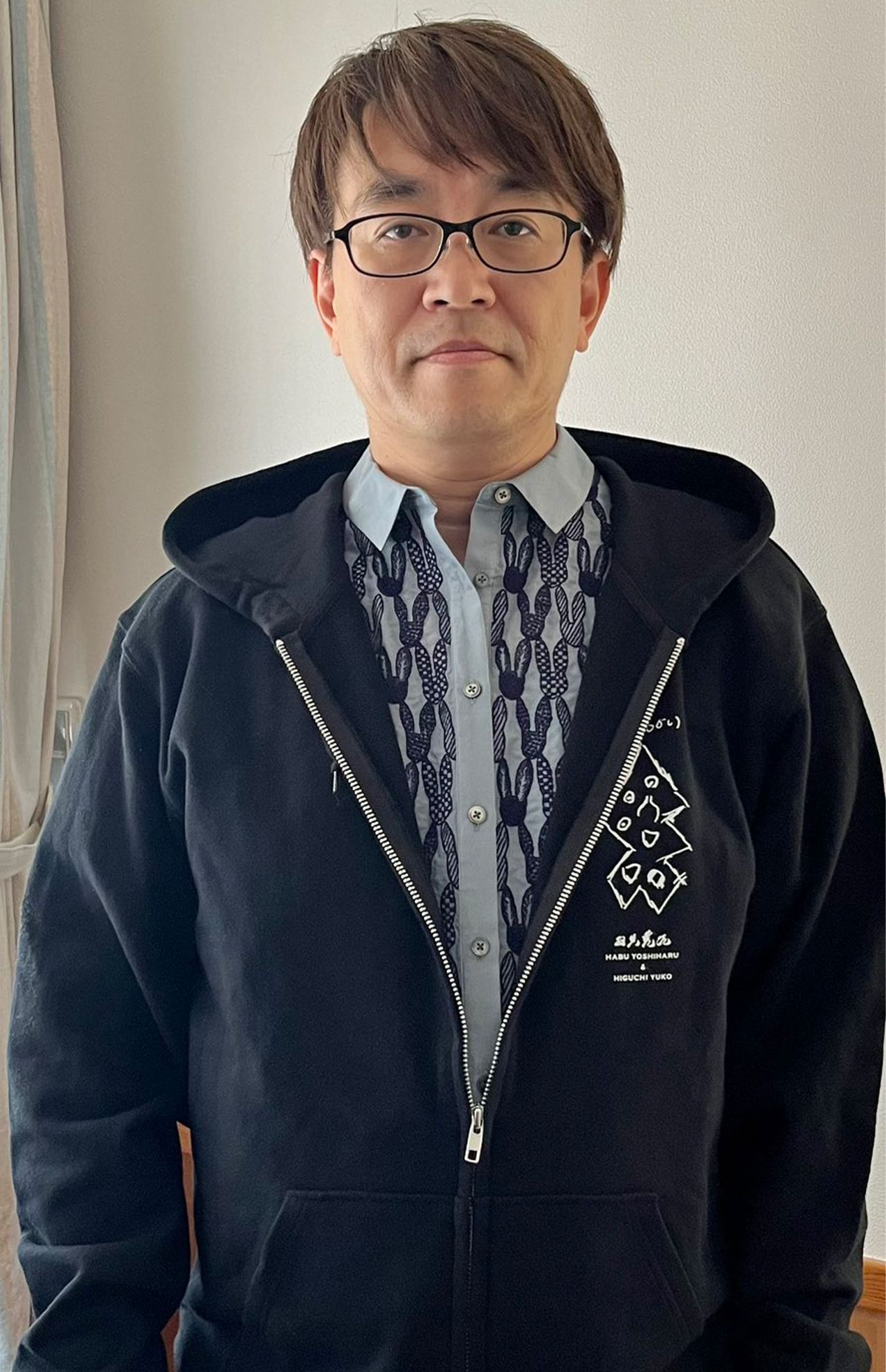 羽生九段の私服　イラストレーター・ヒグチユウコ氏とのコラボパーカー (羽生善治公式Xより)